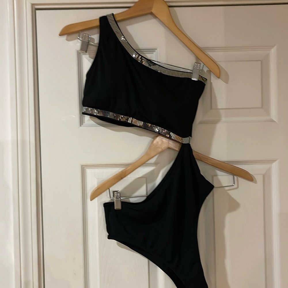 Women’s black one shoulder bathing suit